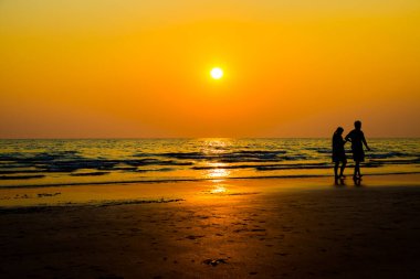 Gün batımından önce sevgilileri ve kumsalı sustur