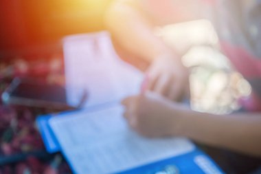 Masa arkasında kamera ve akıllı telefon ile uygulamayı dolduran adamın bulanık görüntüsü