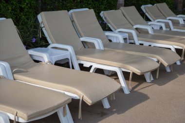 Turistler için havuz kenarında dinlenmek için güneşlik..