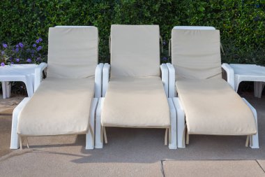 Turistler için havuz kenarında dinlenmek için güneşlik..