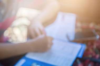 Masa arkasında kamera ve akıllı telefon ile uygulamayı dolduran adamın bulanık görüntüsü