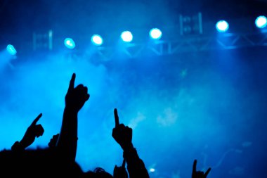 Soyut konser partisi silueti mutlu bir anda ışık ve duman ile