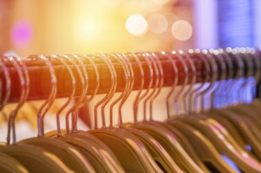 Bokeh arkaplanlı giysi rafını kapat