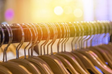 Bokeh arkaplanlı giysi rafını kapat