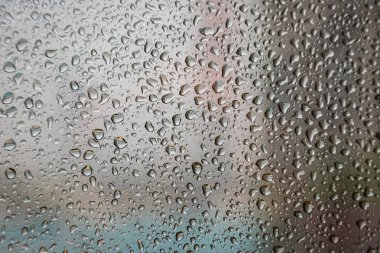 Pencere camındaki su damlası, siyah zemin.