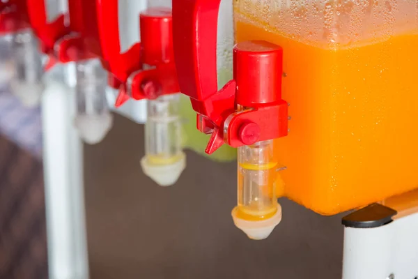 Χυμός Πορτοκαλιού Και Νερό Στο Δοχείο Και Ποτήρια Στο Τραπέζι — Φωτογραφία Αρχείου