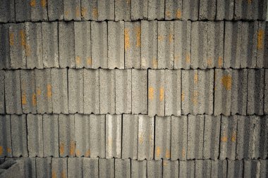 Kaynağı korumak için duvarı sertleştirmek için gri tuğla kullanımı
