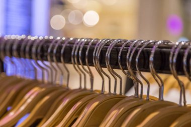 Bokeh arkaplanlı giysi rafını kapat