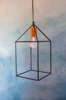 Eski duvar arka planında beyaz lamba