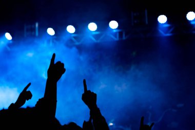 Soyut konser partisi silueti mutlu bir anda ışık ve duman ile