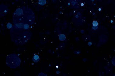 Siyah arkaplan ile soyut bulanık mavi parlayan bokeh