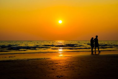 Gün batımından önce sevgilileri ve kumsalı sustur