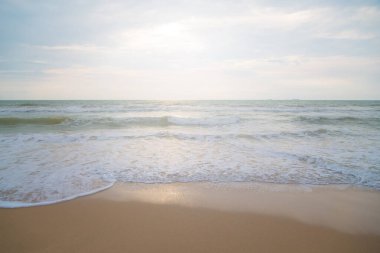 Sahilde kum dalgası.