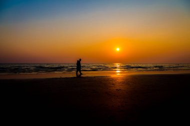 Gün batımından önce sevgilileri ve kumsalı sustur