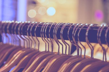 Bokeh arkaplanlı giysi rafını kapat