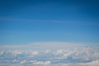 Gökyüzü ve bulutlar hava planı arkaplanından görünüyor