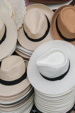 Şapka dükkanının arka planında çeşitlilik var.