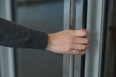 Sabah işe başlamak için ofis kapısını aç.