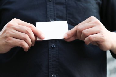 Boş beyaz kartviziti olan kendine güvenen bir iş adamı.