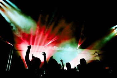 Soyut konser partisi silueti mutlu bir anda ışık ve duman ile