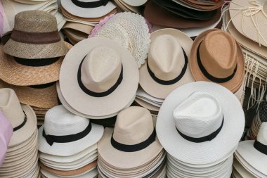 Şapka dükkanının arka planında çeşitlilik var.