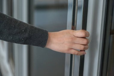 Sabah işe başlamak için ofis kapısını aç.