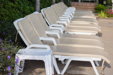 Turistler için havuz kenarında dinlenmek için güneşlik..