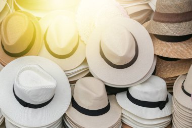Şapka dükkanının arka planında çeşitlilik var.