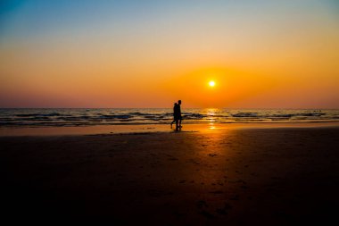 Gün batımından önce sevgilileri ve kumsalı sustur
