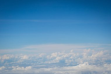 Gökyüzü ve bulutlar hava planı arkaplanından görünüyor