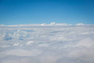 Gökyüzü ve bulutlar hava planı arkaplanından görünüyor