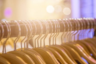 Bokeh arkaplanlı giysi rafını kapat