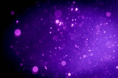 Soyut mor, siyah üzerine mor bokeh.