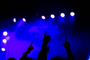 Soyut konser partisi silueti mutlu bir anda ışık ve duman ile