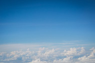 Gökyüzü ve bulutlar hava planı arkaplanından görünüyor