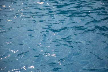 Yüzme havuzunda mavi su yüzeyi