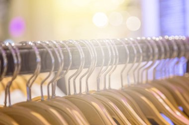 Bokeh arkaplanlı giysi rafını kapat