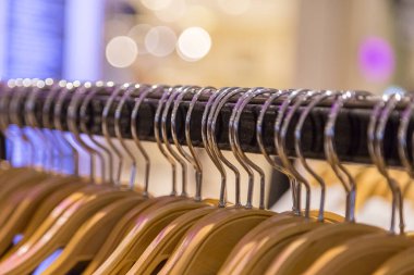 Bokeh arkaplanlı giysi rafını kapat