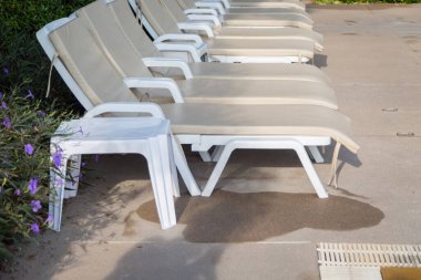 Turistler için havuz kenarında dinlenmek için güneşlik..