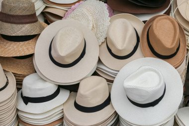 Şapka dükkanının arka planında çeşitlilik var.