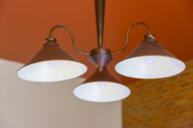 Eski duvar arka planında beyaz lamba