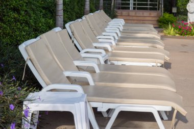 Turistler için havuz kenarında dinlenmek için güneşlik..