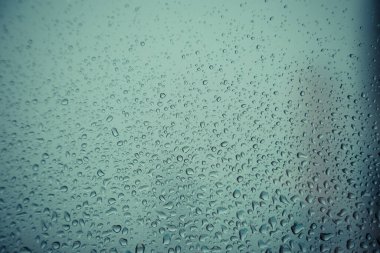 Pencere camındaki su damlası, siyah zemin.