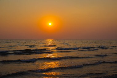 Gün batımından önce gökyüzü ve sahil