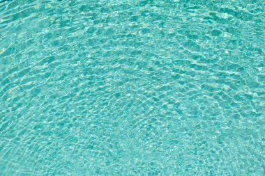 Dalganın mavi rengi ve yüzme havuzundaki yansıma