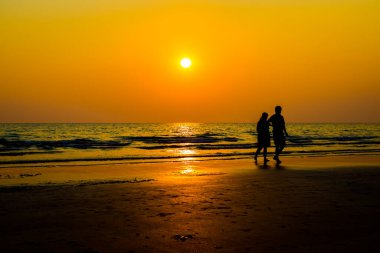 Gün batımından önce sevgilileri ve kumsalı sustur