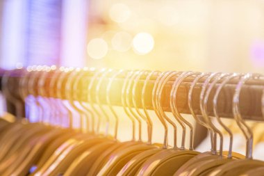 Bokeh arkaplanlı giysi rafını kapat