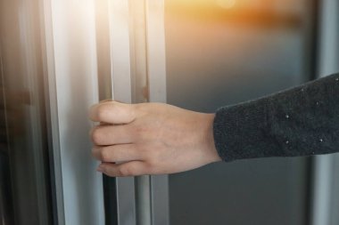 Sabah işe başlamak için ofis kapısını aç.