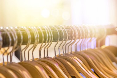 Bokeh arkaplanlı giysi rafını kapat