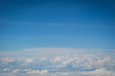 Gökyüzü ve bulutlar hava planı arkaplanından görünüyor